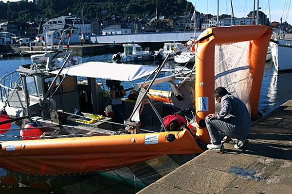 Ce bateau collecte les déchets plastiques dans le port de Honfleur.