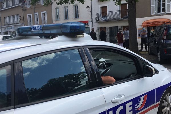 Les gilets jaunes étaient rassemblés samedi midi devant la préfecture de la Mayenne