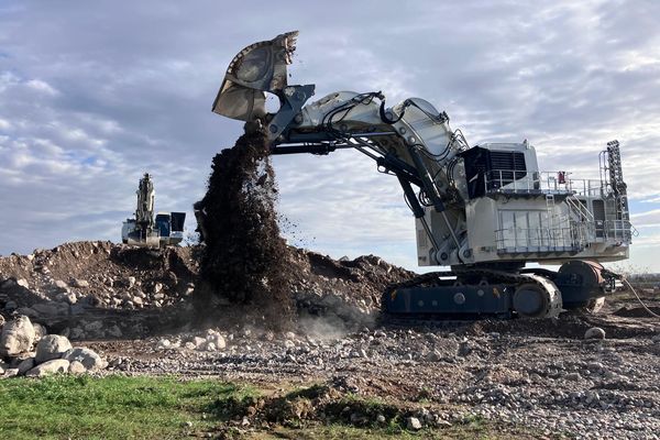 Les pelles électriques de Liebherr peuvent transporter jusqu'à 66 tonnes de gravats en une fois.