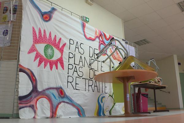 Les syndicalistes de Haute-Vienne et les étudiants opposés à la réforme des retraites (comme ici à la fac de lettres de Limoges) n'ont pas été convaincus par l'allocution d'Emmanuel Macron.