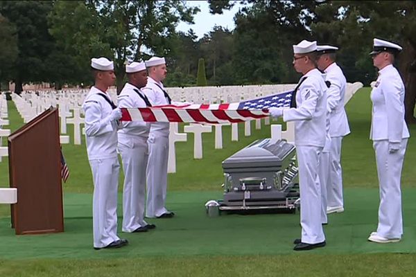 Julius Pieper, mort au large d'Omaha beach il y a 74 ans, a été inhumé ce mardi aux côtés de son frère jumeau