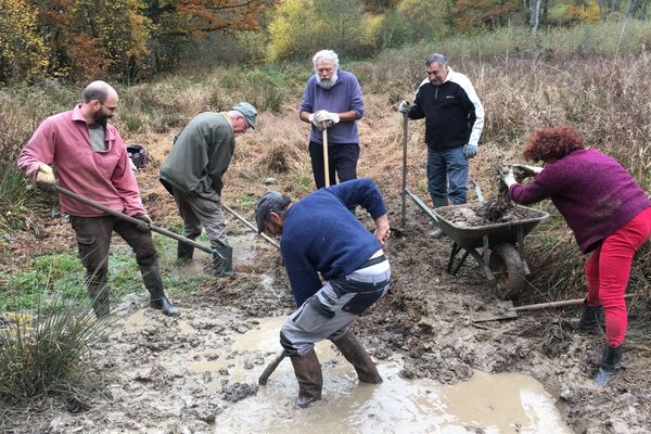 Des bénévoles ont creusé une mare sur le site naturel de Cassan dans le Cantal afin de favoriser la biodiversité. 