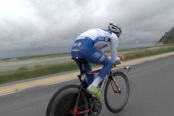 Thibaut Pinot en reconnaissance sur le parcours de l'étape Avranches-Mont-Saint-Michel, 21 juin 2013