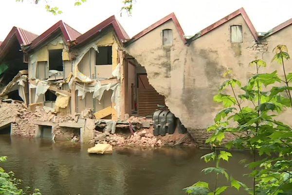 Une maison s'est en partie effondrée à Golbey dans les Vosges, mardi 7 mai 2024.