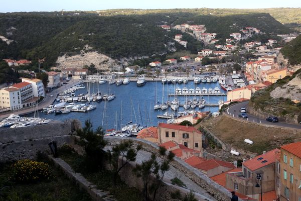 La vue du port de plaisance de Bonifacio depuis la citadelle.