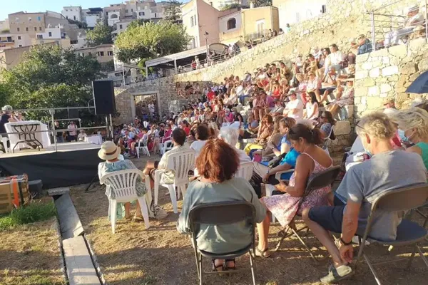 Dans le public, des amateurs de vin, de littérature, et de belle lumière