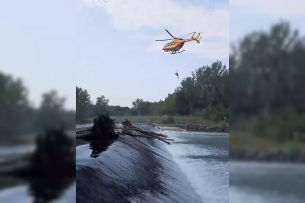 Les sapeurs-pompiers du groupe de secours aquatique et l'hélicoptère Dragon 34 ont dû porter secours aux deux baigneurs piégés par le courant dans la passe à poissons.