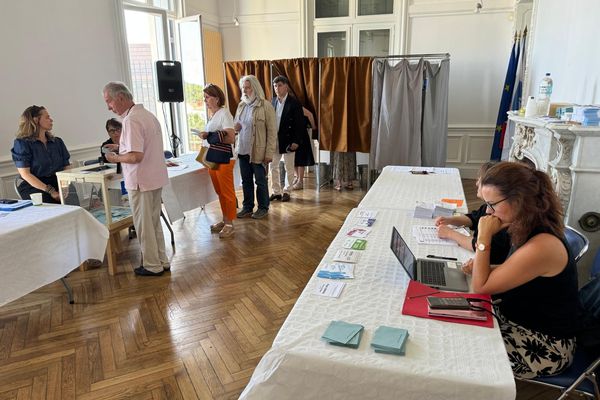 Des électeurs votent lors des élections législatives à Montpellier.