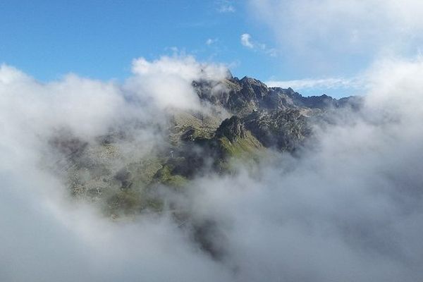 Couleurs d'automne et ciel limpide au col du Tourmalet