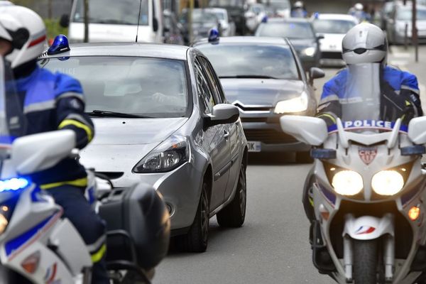 Le convoi de police qui transporte le beau-frère et la soeur de Pascal Troadec au tribunal de Nantes le 6 mars 2017