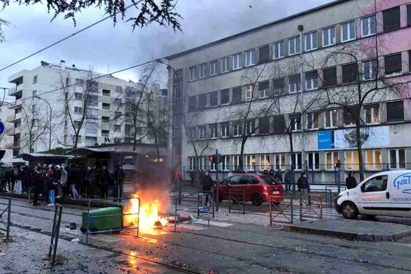 Feu sur les rails du tram A et poursuite de la manifestation au lycée Mounier de Grenoble ce lundi 10 décembre 2018.