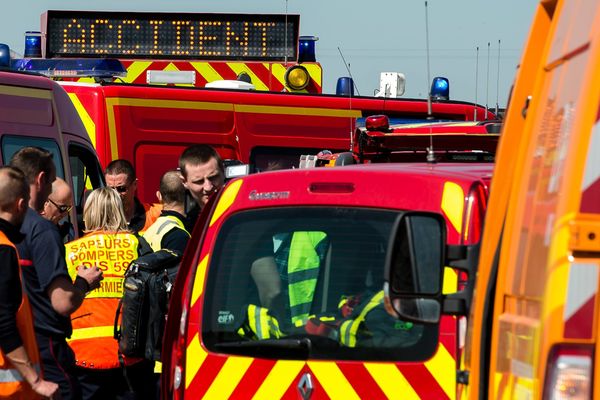 Un choc frontal entre deux véhicules a fait un mort et un blessé grave vers 15h le 4 août, sur la RD 62 au niveau de Chapdes-Beaufort, dans le Puy-de-Dôme. (Illustration)