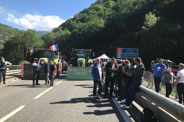 "Pas de pays sans les paysans"... les agriculteurs français et espagnols disent lutter pour leur survie.