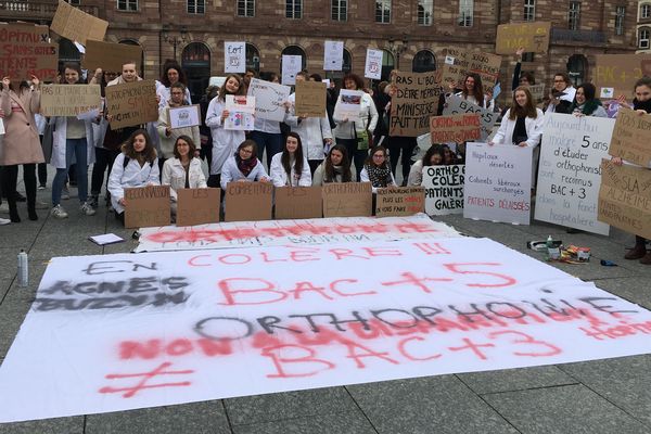 Chansons et pancartes ont égayé la manifestation des orthophonistes.