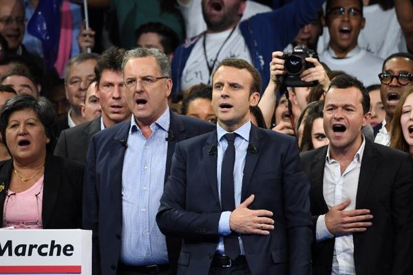 Richard Ferrand à la tribune du mouvement En Marche ! avec Emmanuel Macron