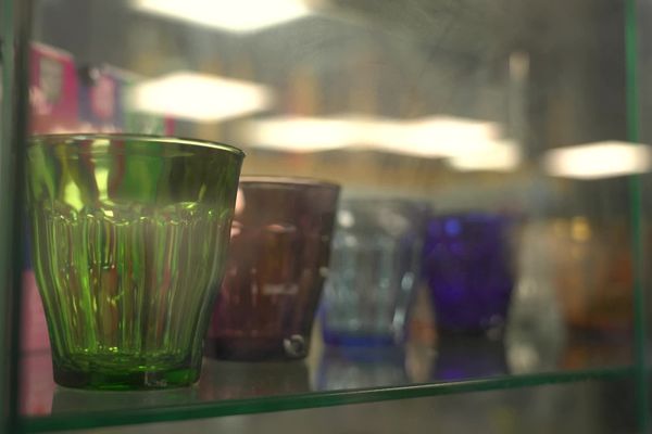 Des verres Duralex, produits à La Chapelle-Saint-Mesmin près d'Orléans.