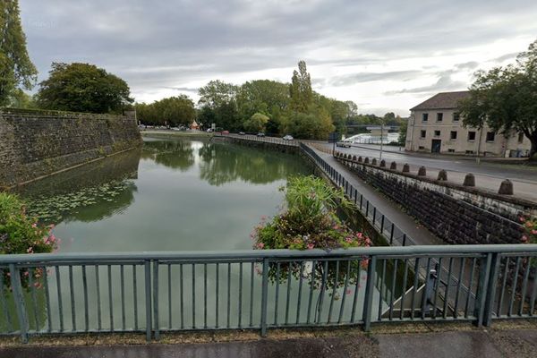 Un corps retrouvé dans le canal du Rhône au Rhin à Dole.