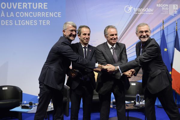 TER en PACA : Signature historique entre la société Transdev et le Conseil régional PACA. Le transporteur privé assurera la circulation des trains sur la ligne Marseille-Nice à partir de juillet 2025.