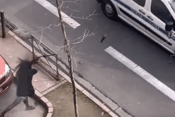 Hier, une femme a lancé une chassure à talon aiguille sur un véhicule de la police municipale de Toulouse.