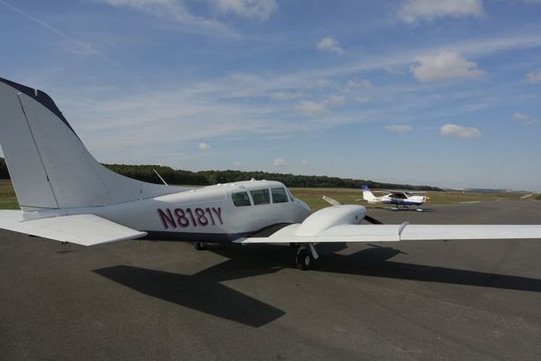 Des avions sur la piste de l'aérodrome Auxerre-Branches dans l'Yonne