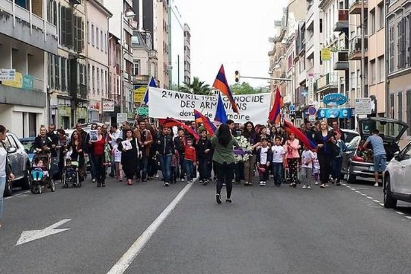 La manifestation s'est terminée devant le monument aux morts de Tarbes. 