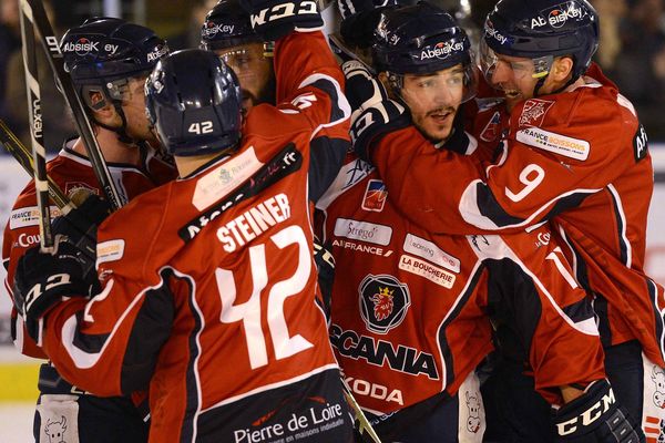 PLAY OFFS DE LA LIGUE MAGNUS 1ER MATCH DES QUARTS DE FINALE LES DUCS D'ANGERS-LOUPS DE GRENOBLE BUT POUR ANGERS DU N°11GABORIT (ANGERS) 
