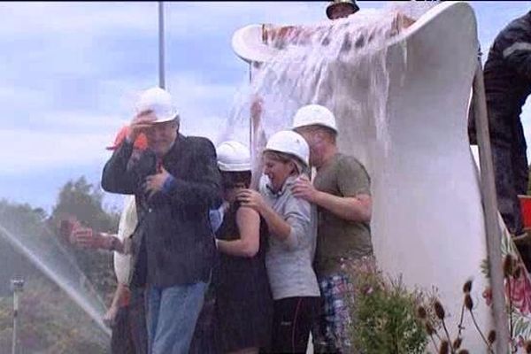 Défi Ice bucket relevé pour le député-maire UMP de Sarreguemines Céleste Lett et une partie de son équipe municipale !