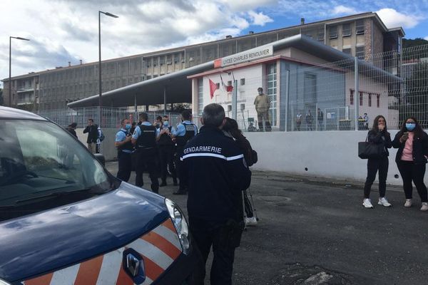 Des Policiers devant le lycée Charles Renouvier de Prades (Pyrénées-Orientales)