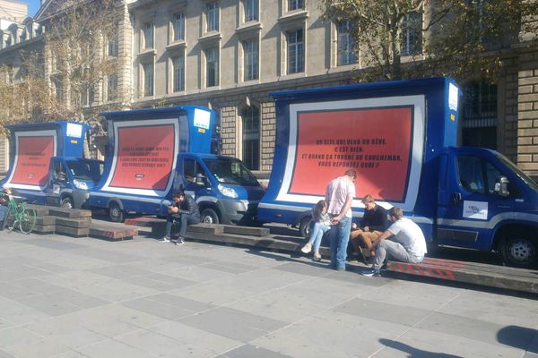 Des panneaux publicitaires sur des camions... Une campagne publicitaire "anti-Airbnb", à Paris, le 26 septebmre 2018.