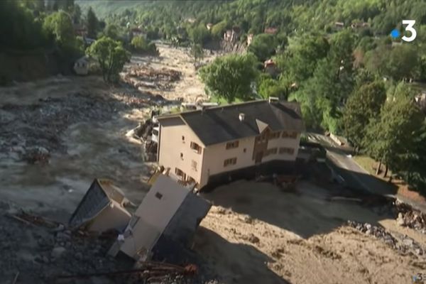 Des maisons englouties par les flots en quelques minutes à peine