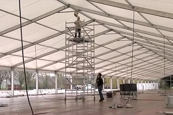 Le montage du chapiteau sera achevé pour le début du salon des comités d'entreprises à Caen-Events le mardi 26 mars 2013.