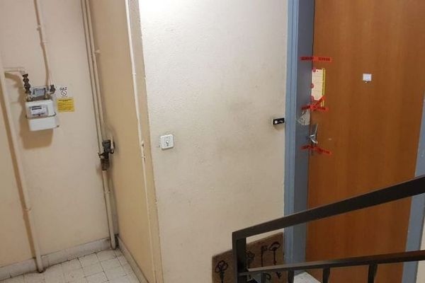 Les scellés sur la porte de l'appartement de la victime