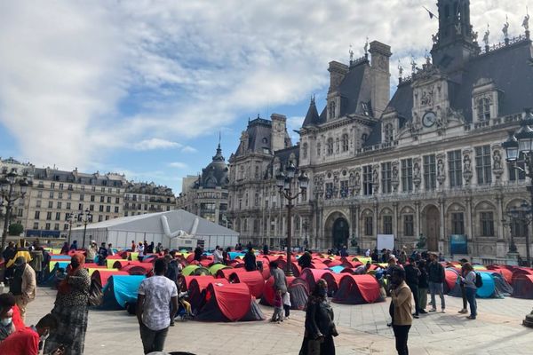 Un camp de migrants est installé depuis ce jeudi soir devant la Mairie de Paris 