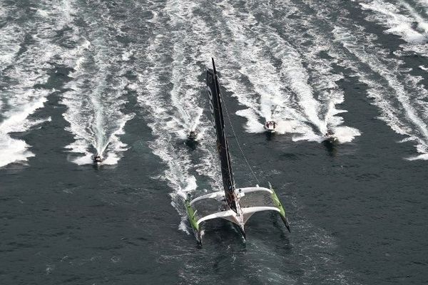 Après trois jours de course, il ne reste plus que 73 concurrents en lice dans la 10ème Route du Rhum. Les deux skippers de la région tiennent bon.