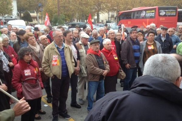 Une centaine de personnes se sont mobilisées ce samedi à Quillan pour défendre la gare.