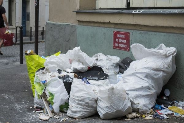 Des déchets sous un panneau "Défense de déposer des ordures" à Paris. Photo prise le 23 septembre 2018.