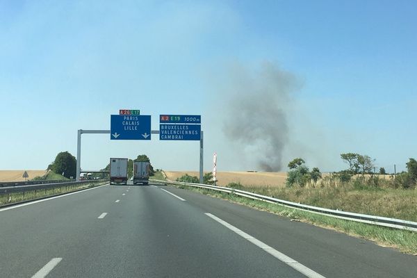 L'incendie s'est déclaré dans un champ à Anneux, près de Cambrai.