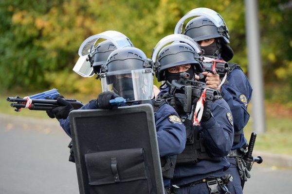 Vendredi 1er juin, la direction départementale de la sécurité publique de la Loire a organisé un exercice antiterroriste à Saint-Etienne. Les forces de l’ordre ont utilisé la base nautique de Saint-Victor-sur-Loire pour s’entraîner.  