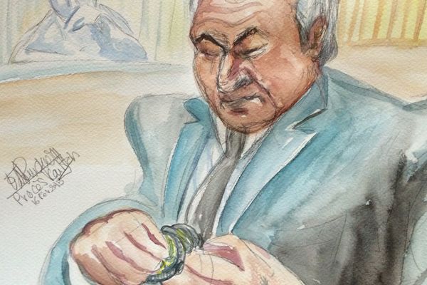 Dominique Strauss-Kahn a, une fois de plus, semblé peu préoccupé lors des plaidoiries des parties civiles au tribunal correctionnel de Lille, le 16 février 2015.