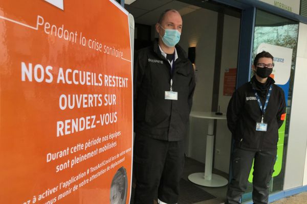 A l'entrée de l'agence de la CPAM de Lorient, la sécurité est renforcée à cause de trop nombreuses incivilités