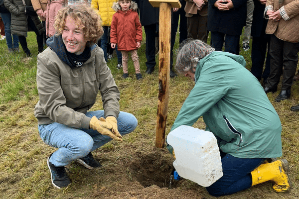 Jean devant son arbre, à Chenay (Marne).