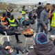 Des barnums et des barbecues installés par les taxis en colère sur les voies de l'A450 aux portes de Lyon.