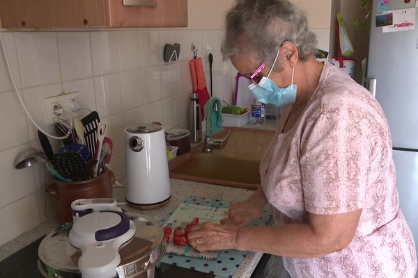 Fatima prépare le repas pour son mari Jacques, atteint de la maladie d'Alzheimer.