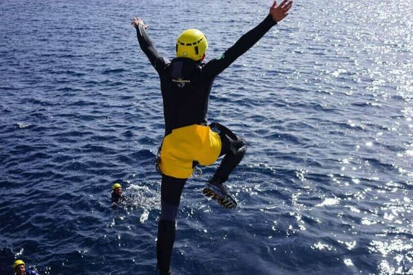 Le coasteering à l'assaut des falaises françaises comme ici à Nice. A pratiquer encadré.