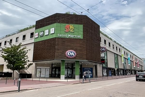 Dans la rue commerçante du Clocher à Limoges, plusieurs enseignes telles qu'André, Camaïeu et San Marina ont aussi fermé il y a quelques mois.