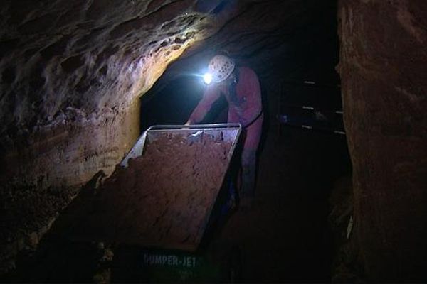 Des archéologues bénévoles creusent les grottes d'Azé à la recherche de vestiges