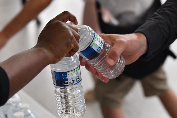 Jeudi 19 septembre, à Saint-Paul-de-Tartasse, en Haute-Loire, une distribution d'eau en bouteille est prévue de 19h à 20h car l'eau de la commune est impropre à la consommation.