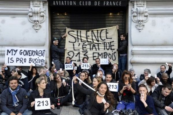 09/10/14 - Salariés et clients d'un cercle de jeu parisien, l'Aviation Club de France, rassemblés contre sa fermeture