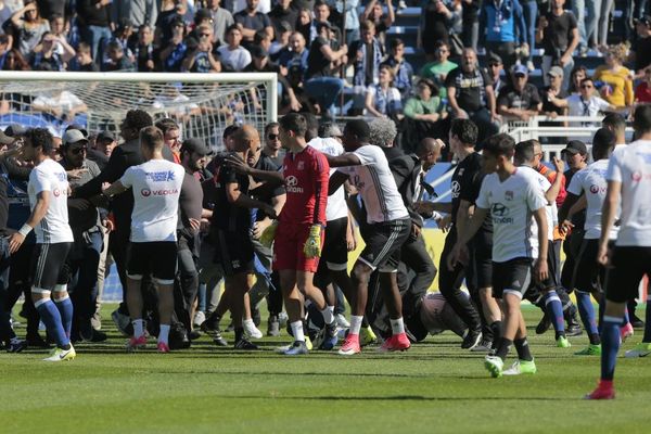 16/04/2017 - L1: Des joueurs lyonnais pris à partie par des supporters de Bastia entrés sur la pelouse de Furiani