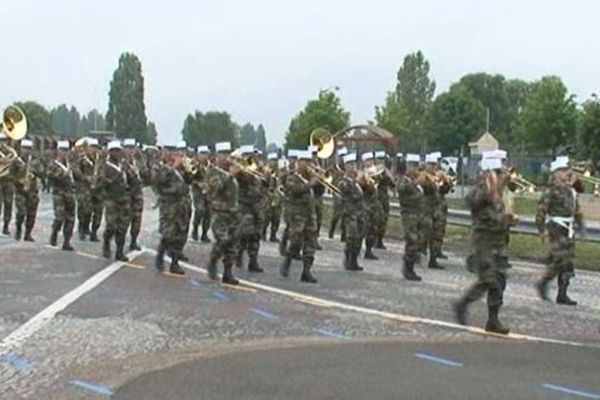 Le 24ème régiment d'infanterie fera partie du défilé du lundi 14 juillet 2014 sur les Champs-Elysées. Cette formation militaire n'est composée que de réservistes. Notre équipe les a suivi pendant leurs répétitions au camp de Satory (Yvelines).